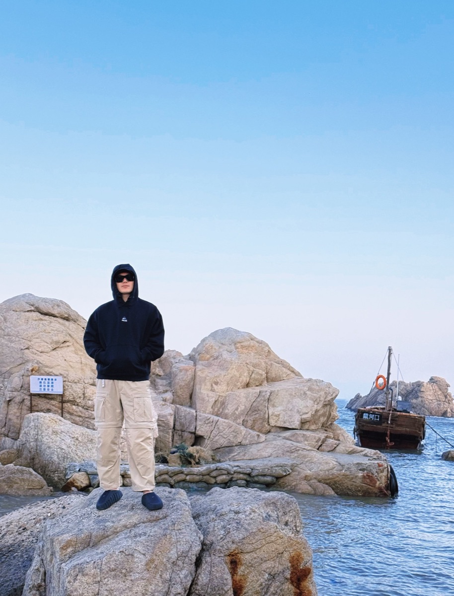 爸爸在海边礁石旁