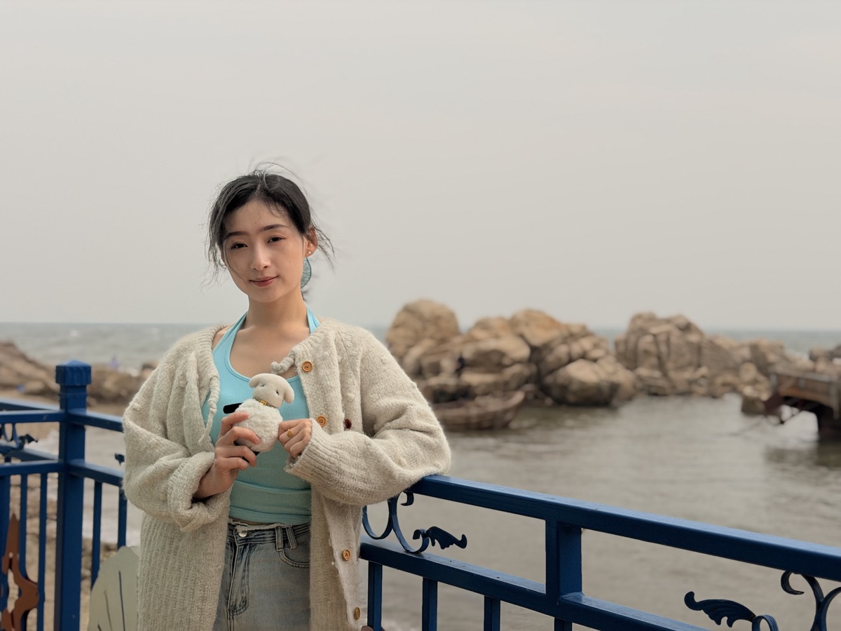 妈妈在海边栏杆旁